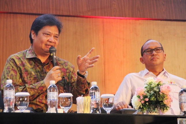 Menteri Perindustrian Airlangga Hartarto bersama Ketua Umum Kadin Indonesia Rosan P. Roeslani (Foto: Kemenperin)
