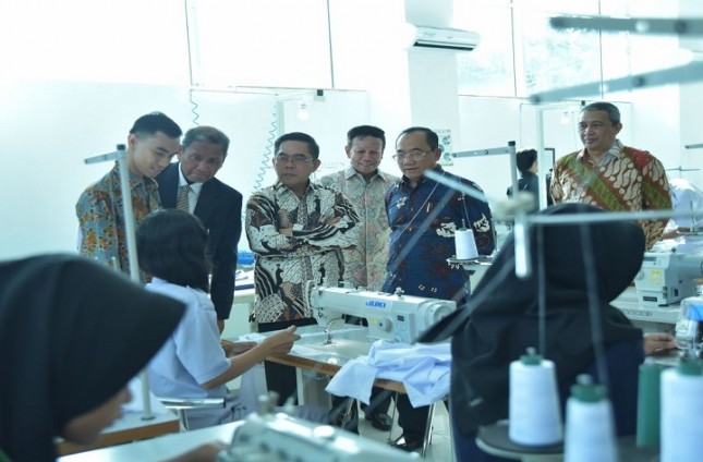 Sekretaris Jenderal Kemenperin Haris Munandar saat meninjau peserta didik di unit pendidikan milik Kemenperin, AK Solo (Foto: Kemenperin) 