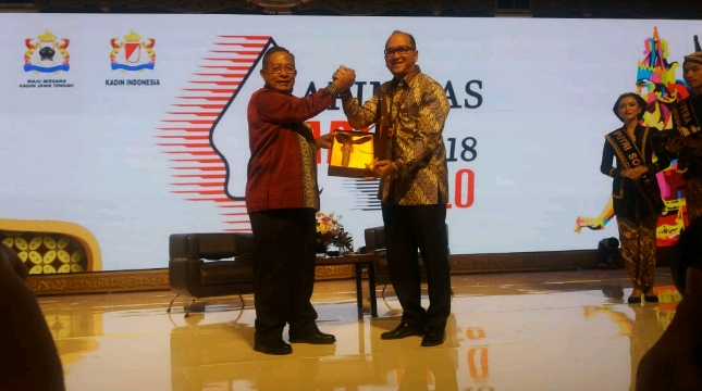 Ketua Umum Kadin Indonesia Rosan P. Roeslani bersama Menko Perekonomian Darmin Nasution saat membuka Rapimnas Kadin (Foto: Kadin Indonesia) 