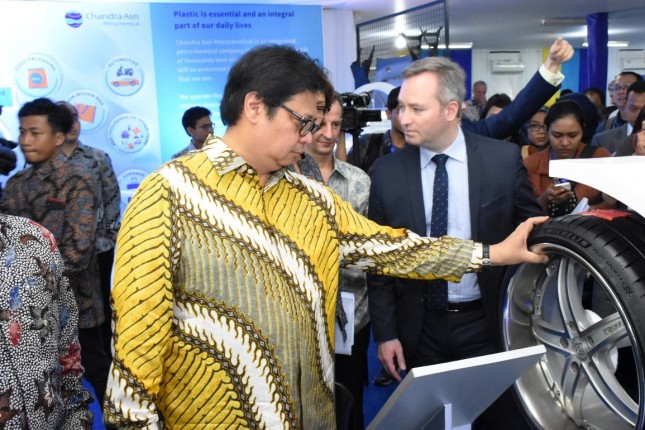 Menteri Perindustrian Airlangga Hartarto memperhatikan produk ban Michelin padaperesmian PT Synthetic Rubber Indonesia (SRI) di Cilegon, Banten (Foto: Kemenperin) 