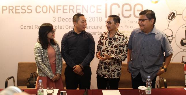Penyelenggara ICEE 2018 usai memberikan keterangan Pers tentang Penyelenggaraan Pameran Eelktrinik di Indonesia tanggal 8-9 Desember