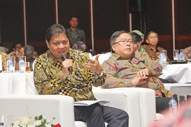 Menteri Perindustrian Airlangga Hartarto bersama Menteri PPN/Kepala Bappenas Bambang Broedjonegoro saat menghadiri acara High Level Policy Round Table on Manufacturing Sector Review di Jakarta (Foto: Kemenperin) 