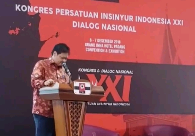 Menteri Perindustrian Airlangga Hartarto saat membuka Kongres ke-XXI Persatuan Insinyur Indonesia (Foto: Kemenperin)
