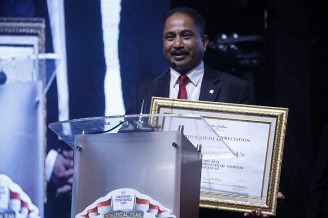 Menteri Pariwisata Arief Yahya saat menerima penghargaan sebagai The Best Marketing Minister Of Tourism Of ASEAN 2018 (Foto: Kemenpar) 