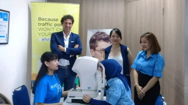 Essilor Indonesia dan Bluebird Group telah menjalankan serangkaian pemeriksaan mata dan pemberian kacamata gratis untuk lebih dari 1.500 pengemudi