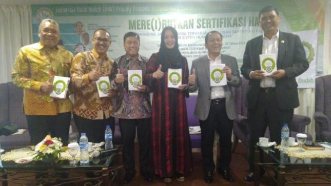 Direktur Eksekutif IHW Ikhsan Abdullah saat bedah buku karyanya berjudul Mere(i)butkan Sertifikasi Halal di Jakarta, Selasa (11/12) (INDUSTRY.co.id)
