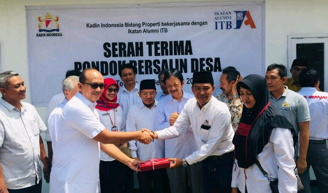 Ketua Umum Kadin Indonesia Rosan P. Roeslani secara simbolis menyerahterimakan Pondok Bersalin Desa kepada Bupati Lombok Utara Najmul Akhyar (Foto: Kadin Indonesia)