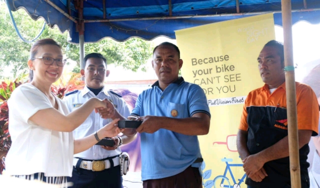 General Manager Essilor Indonesia Ananda saat membagikan kacamata gratis kepada pengemudi kendaraan publik di terminal Grogol
