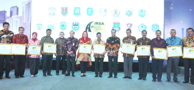 Para Pemenang Indonesia Road Safety Awards (IRSA) 2018 Menerima Penghargaan di Hotel JW Marriot, Kamis (13/12)