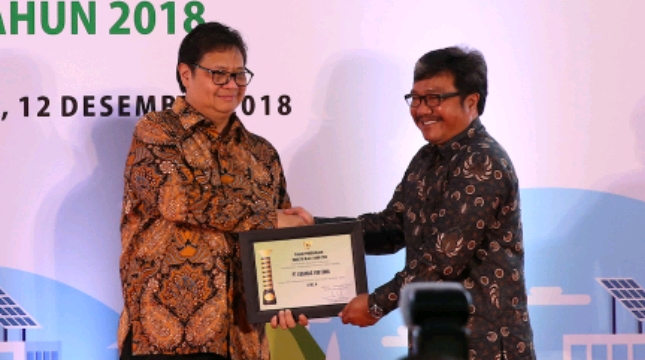 Menteri Perindustrian Airlangga Hartarto memberikan Penghargaan pada App Sinar Mas