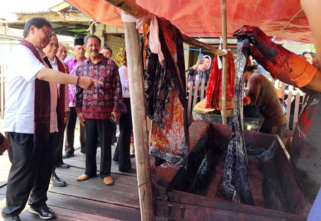 Menteri Perindustrian Airlangga Hartarto saat melakukan kunjungan kerja ke Sentra IKM Batik Amziah di Jambi (Foto: Kemenperin) 