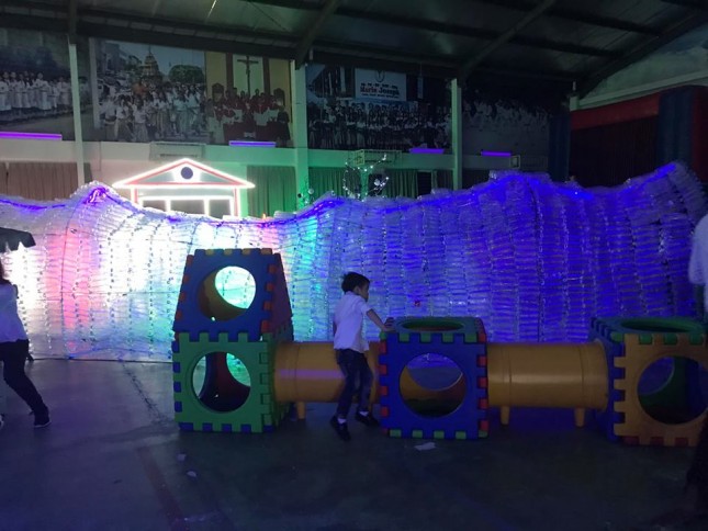 kreasi siswa siswi Marie Joseph yang dibuat dari botol plastik, kardus dan kantong plastic bekas.