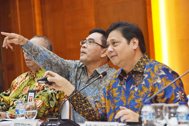 Menteri Perindustrian Airlangga Hartarto bersama Sekretaris Jenderal Kementerian Perindustrian Haris Munandar saat konferensi pers kinerja akhir tahun (Foto: Kemenperin) 