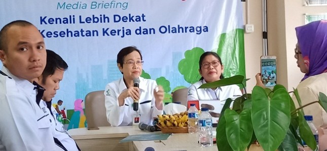 Direktur Kesehatan Kerja dan Olahraga, drg. Kartini Rustandi (pegang mic) pada acara Media Briefing di Kementerian Kesehatan RI, Jakarta, Kamis (20/12/2018).Foto: kormen