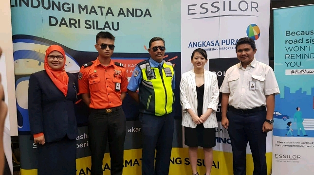 Essilor Indonesia bekerja sama dengan Angkasa Pura II mengadakan kegiatan pemeriksaan mata dan membagikan kacamata hitam gratis untuk Ground Handling bandara Soekarno Hatta 