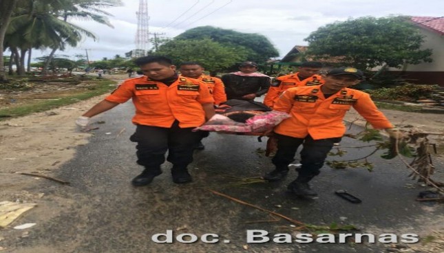 Tim Basarnas mengevakuasi jenazah korban Tsunami Selat Sunda 