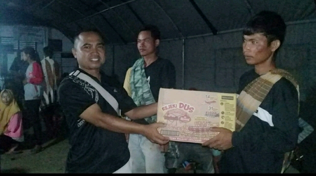 Jababeka serahkan bantuan logistik dan makanan kepada pengungsi korban tsunami di Kampung Cikadu, Tanjung Jaya, Banten