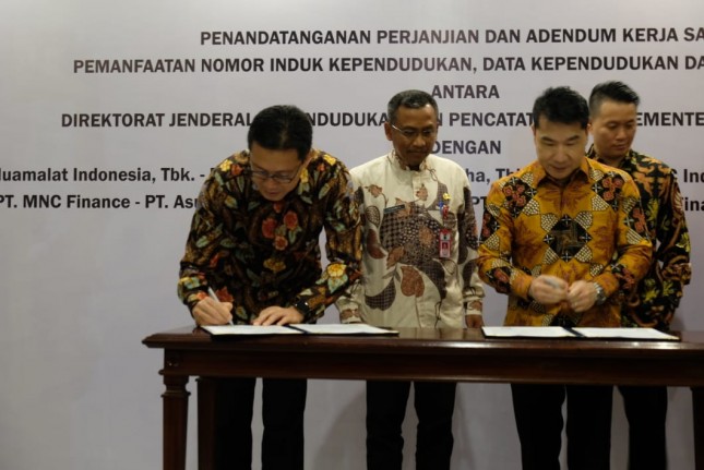 Chief Executive Officer (CEO) Bank Muamalat Achmad K. Permana (paling kiri) menandatangani perjanjian kerjasama dengan Direktorat Jenderal Dukcapil Kemendagri.