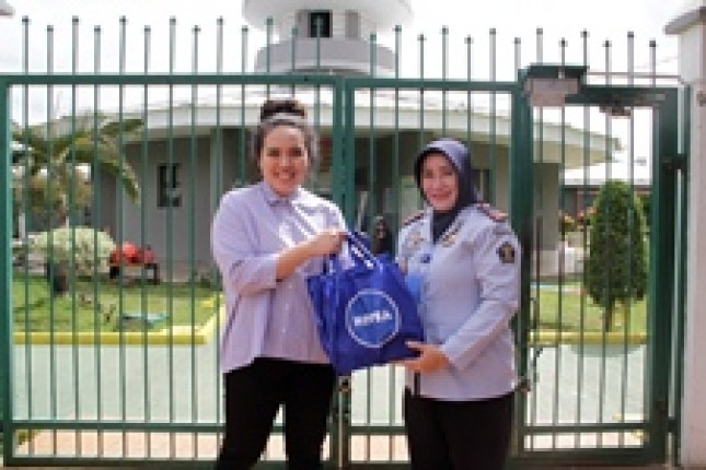 Sharita Lefana, Brand Manager NIVEA Face PT Beiersdorf Indonesia (kiri), secara simbolis menyerahkan rangkaian produk NIVEA kepada Herlin Candrawati, Kepala Lembaga Pemasyarakatan Perempuan Kelas II A Tangerang (kanan).