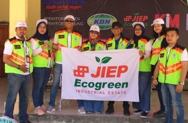 PT Jakarta Industrial Estate Pulogadung (JIEP) bersama-sama dengan Kawasan Industri BUMN , PT KBN, PT KIM dan PT SIER salurkan bantuan bagi korban bencana tsunami Selat Sunda (Foto: JIEP)