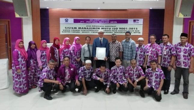 Jajaran manajemen PT Patuna Mekar Jaya, perusahaan penyelenggara perjalanan ibadah haji dan umrah meraih sertifikasi manajemen mutu ISO 9001: 2015