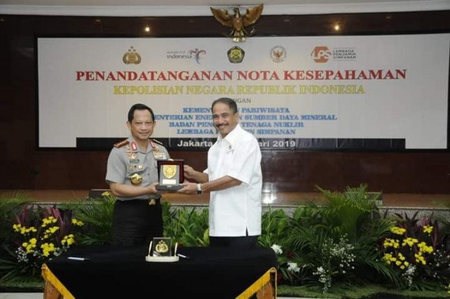 Menteri Pariwisata Arief Yahya bersama Kapolri Tito Karnavian saat menandatangani MoU sektor Pariwisata (Foto: Kemenpar)