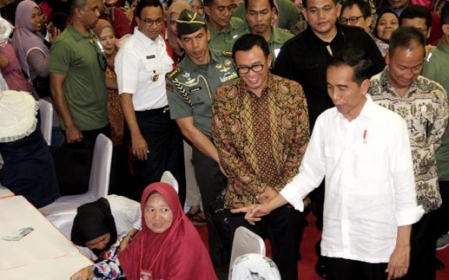 Presiden Jokowi dan Dirut BNI Achmad Baiquni (Foto Rizki Meirino)