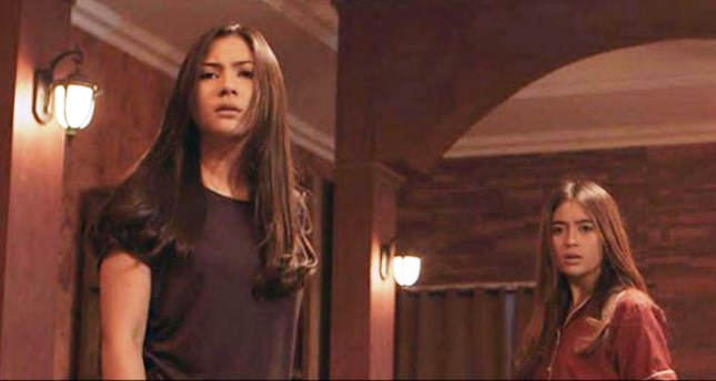Jessica Mila bersama Nabilah Ayu dalam salah satu adegan di Film Mata Batin 2