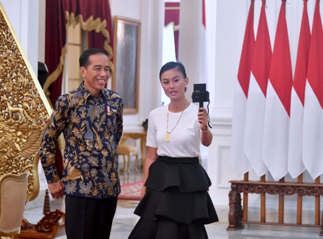 Presiden Jokowi Ngevlog bareng Agnez Mo di Istana Merdeka