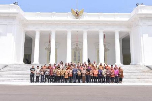 Presiden Joko Widodo berpose bersama jajaran pimpinan Dewan Koperasi Indonesia (Dekopin) usai audiensi di depan Istana Negara, Jakarta, Senin (7/1/2019). Sumber Foto: Dokumen Setjen Dekopin