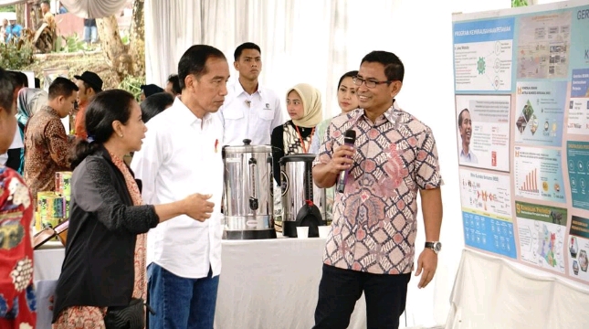 Presiden Joko Widodo saat membuka Gerakan Mengawal Musim Tanam Oktober 2018 - Maret 2019 (OKMAR 2018/2019) di Garut, Jawa Barat