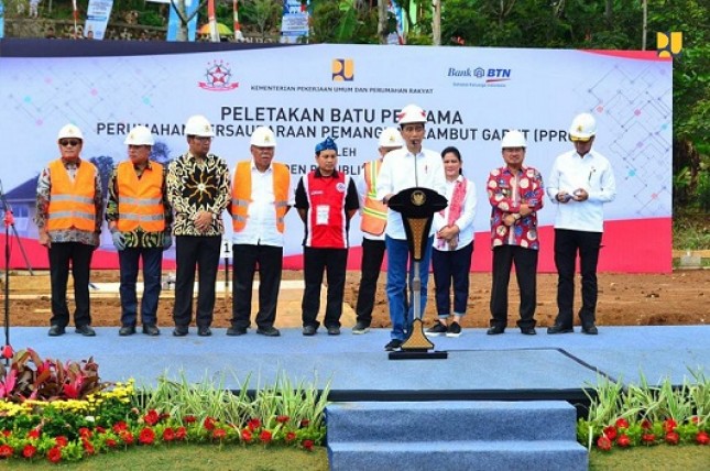 Presiden Joko Widodo memberikan kata sambutan saat acara peletakan batu pertama pembangunan perumahan bagi anggota Perhimpunan Persaudaraan Pencukur Rambut Garut di Garut, Jawa Barat, Sabtu (19/01/2019)