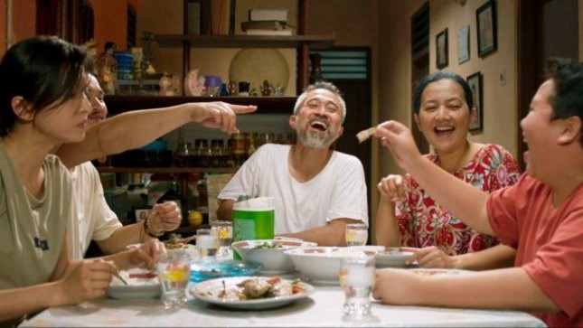Adegan Film "Orang Kaya Baru" yang diperankan oleh Raline Shah, Cut Mini, Lukman Sardi, Fatih Unru dan Derby Romero