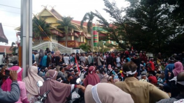 Ratusan warga Desa Koto Aman, Kecamatan Tapung Hilir, Kampar, melakukan aksi demo di Tugu Zapin dan Kantor Badan Pertanahan Nasional (BPN) Riau, di Pekanbaru (21/1). 