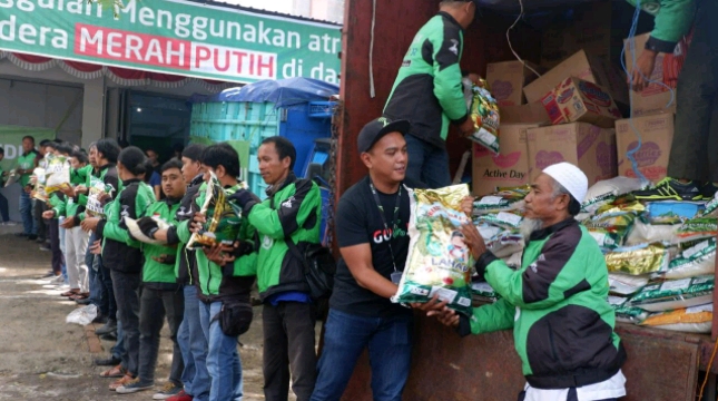 GOJEK PEDULI mendistribusikan bantuan awal seberat 15 Ton untuk korban banjir dan longsor di Sulawesi Selatan
