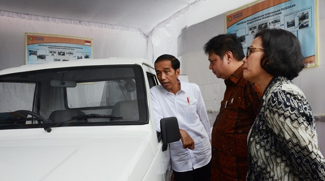  Presiden RI Joko Widodo didampingi Menteri Perindustrian Airlangga Hartarto, Menteri Keuangan Sri Mulyani meninjau stan Kementerian Perindustrian yang memamerkan prototipe mobil pedesaan seharga Rp 60 Jutaan