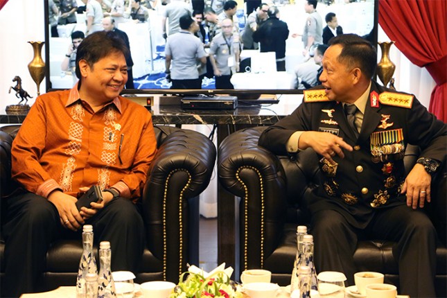 Menteri Perindustrian Airlangga Hartarto saat berbincang dengan Kapolri Jenderal Tito Karnavian (Foto: Kemenperin)