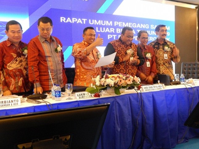Direktur Utama PTPP, Lukman Hidayat, (acungkan jempol) sedang berpose dengan anggota Direksi PTPP lainnya usai RUPSLB PTPP di Jakarta, Rabu (30/01/2019).