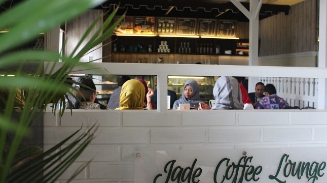 Jade Coffee Lounge menghadirkan konsep cafe minimalis serta cozy untuk pecinta Easy Coffee. 
