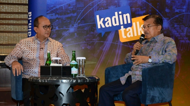 Wapres Jusuf Kalla bersama Ketua Umum Kadin Indonesia Rosan P. Roeslani saat acara Kadin Talks