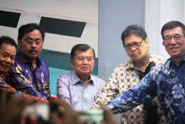Wakil Presiden Jusuf Kalla bersama Menteri Perindustrian Airlangga Hartarto saat meresmikan ekspor perdana smarthome router ke Amerika Serikat (Foto: Kemenperin) 