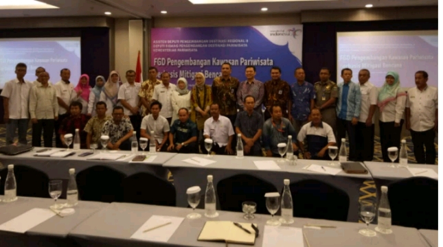 Asisten Deputi Pengembangan Destinasi Pariwisata Regional II Kemenpar Reza Fahlevi saat berfoto bersama peserta FGD Pengembangan Kawasan Pariwisata Berbasis Mitigasi Bencana (Foto: Ridwan/Industry.co.id)