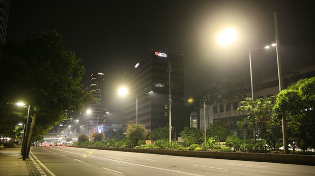 Pengguna Lampu Listrik di Jalan Ibu Kota