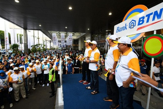 Direktur Utama Bank BTN, Maryono, bersiap-siap membuka acara funwalk HUT BTN ke-69 di Senayan, Jakarta, Minggu (10/02/2019).
