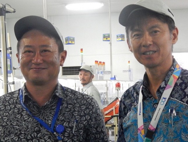 Presiden Direktur PT Panasonic Global Eco Solutions Manufacturing (PESGMFID), Shuichi Kuroi, di posisi sebelah kiri dan didampingi Direktur PESGMFID Bogor, Masahiro Sootoka, di sebelah kanan, ketika memberikan kata sambutan pada acara Kids to Factory