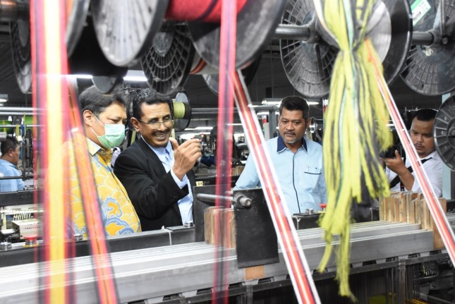 Menteri Perindustrian Airlangga Hartarto saat mengunjungi pabrik tekstil PT. Sukorintex (Foto: Kemenperin)