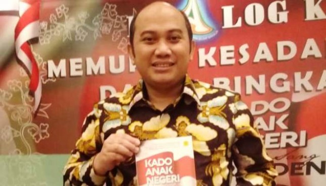 Profesor Bambang Saputra Dengan Bukunya yang berjudul 'Kado Anak Negeri Untuk Sang Presiden' 