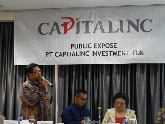 Direktur Capitalinc, Sugeng Purnomo, (berdiri) sedang menjelaskan kinerja bisnis 2017 didampingi Direktur Utama, F. Joko Trimartono, dalam Konferensi Pers di Jakarta, Selasa (12/02/2019).