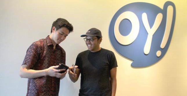 EO OY Indonesia, Jesayas (kanan) bersama CFO OY Indonesia, Jan Kristanto (kiri) menunjukkan aplikasi OY