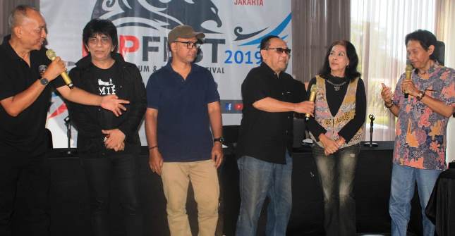 Ekki Soekarno (kiri) bersama drumer senior saat mengumumkan peneyelenggaraan IDPFest 2109